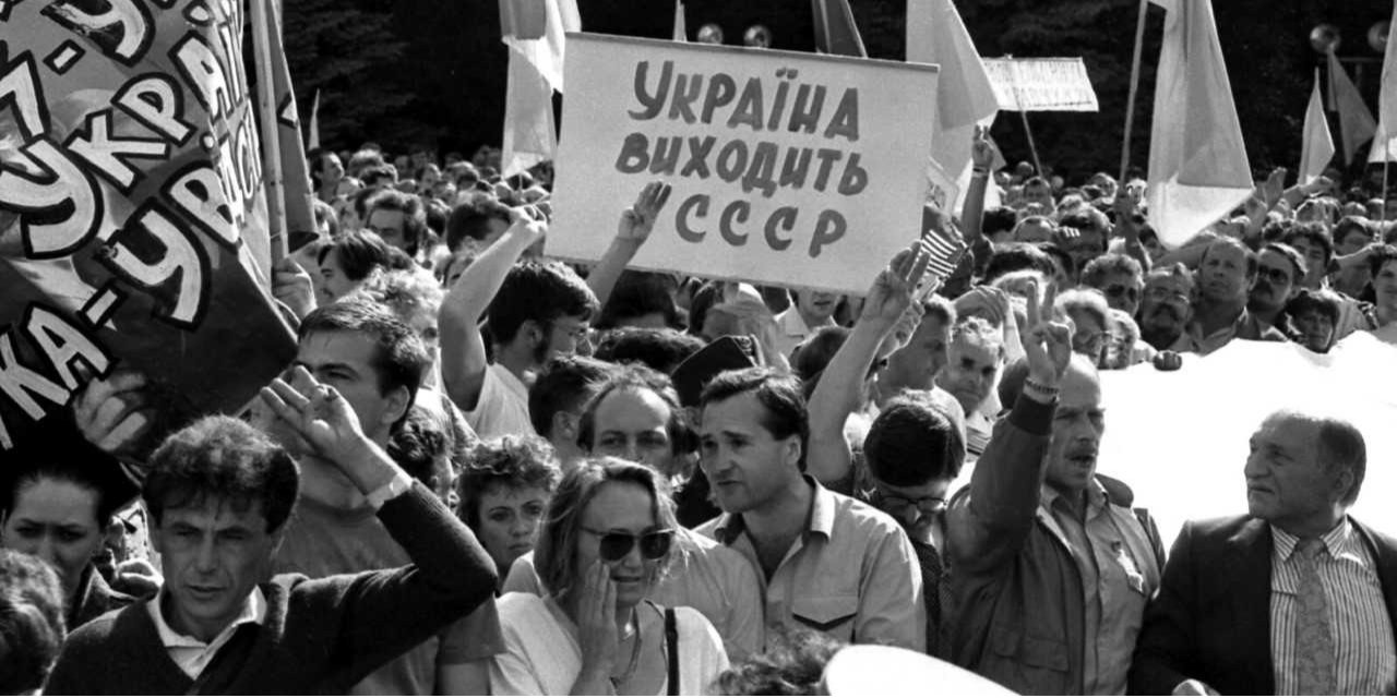 Мітинг на&nbsp;площі біля Верховної Ради в&nbsp;день ухвалення Акта проголошення незалежності України. Київ, 24 серпня 1991 року (Фото: Укрінформ)