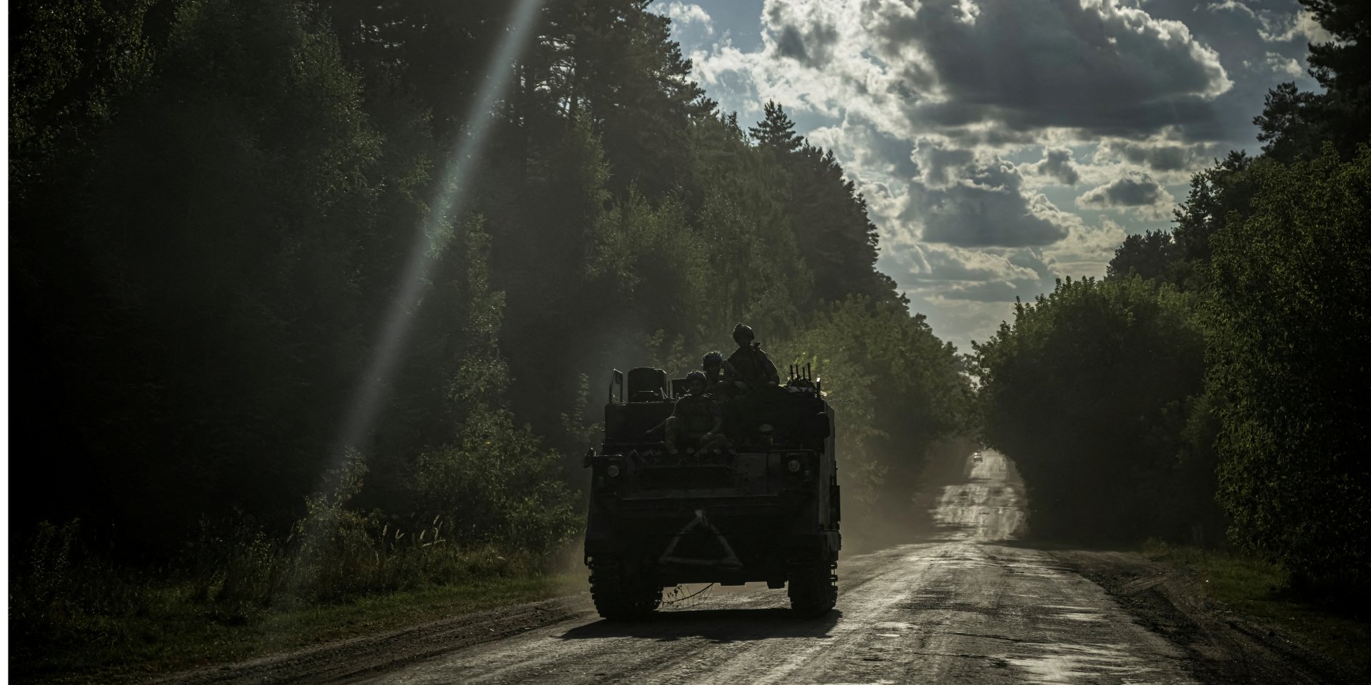 Українські військовослужбовці їдуть на військовій машині біля російського кордону в&nbsp;Сумській області 11 серпня 2024 року (Фото: REUTERS/Viacheslav Ratynskyi)
