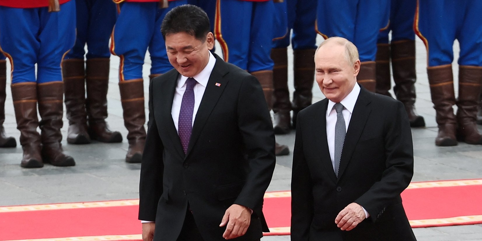 Російський диктатор Володимир Путін і президент Монголії Ухнаагійн Хурелсух на&nbsp;офіційній церемонії зустрічі в&nbsp;Улан-Баторі, Монголія, 3 вересня (Фото: Sputnik/Sofia Sandurskaya/Pool via REUTERS)
