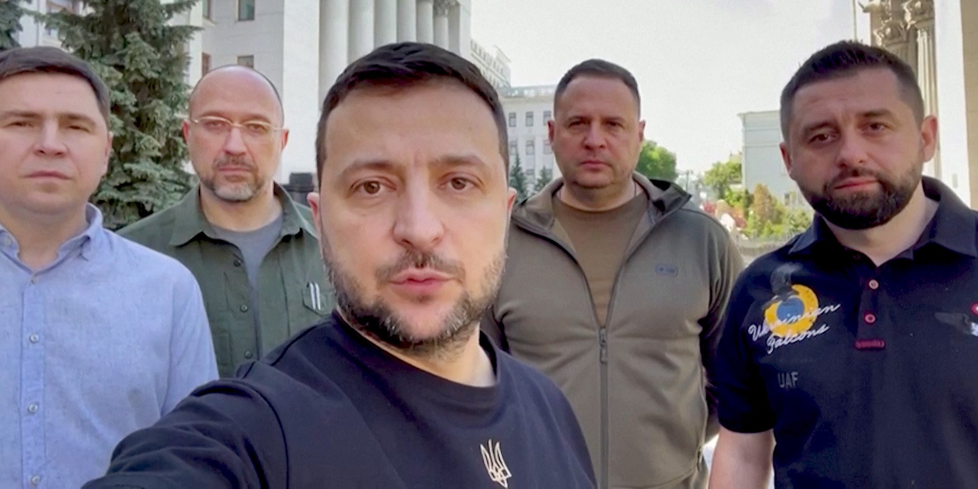 On the 100th day of the full-scale war, President Volodymyr Zelenskyy repeated a selfie taken at the very beginning of the war - together with Prime Minister Denys Shmyhal (second from left), presidential chief-of-staff Andriy Yermak (center) and head of the Servant of the People faction David Arakhamia (first from right) (Photo: Screenshot)