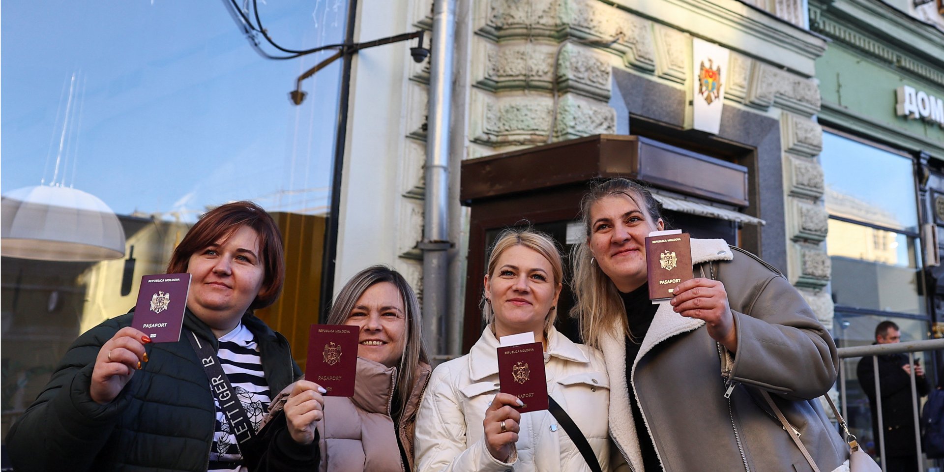 Громадянки Молдови, що&nbsp;прийшли проголосувати на дільниці у&nbsp;Москві, 20 жовтня 2024 (Фото: REUTERS/Evgenia Novozhenina)