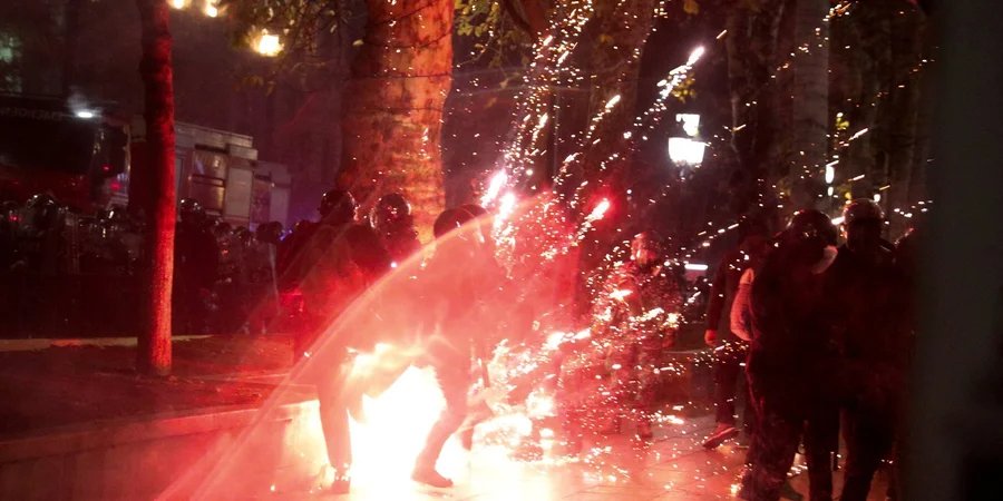 Протести у&nbsp;Тбілісі, Грузія, 7 грудня 2024 року (Фото: REUTERS/Irakli Gedenidze)