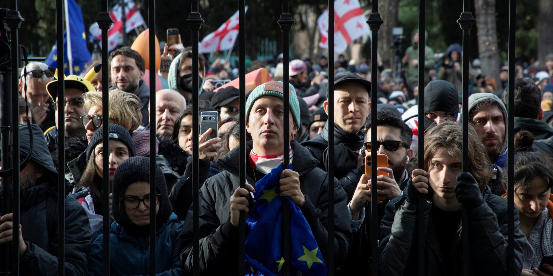 Люди збираються біля огорожі президентського палацу під час звернення Саломе Зурабішвілі до&nbsp;прихильників і журналістів у&nbsp;день церемонії присяги нелегітимного президента Грузії Михайла Кавелашвілі в&nbsp;Тбілісі (Фото: REUTERS/Daro Sulakauri)