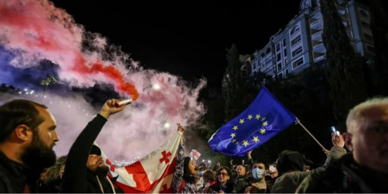 Демонстранти проводять мітинг на&nbsp;знак протесту проти законопроекту про «іноземних агентів» у&nbsp;Тбілісі, Грузія, 14 травня 2024 року (Фото: REUTERS/Irakli Gedenidze)