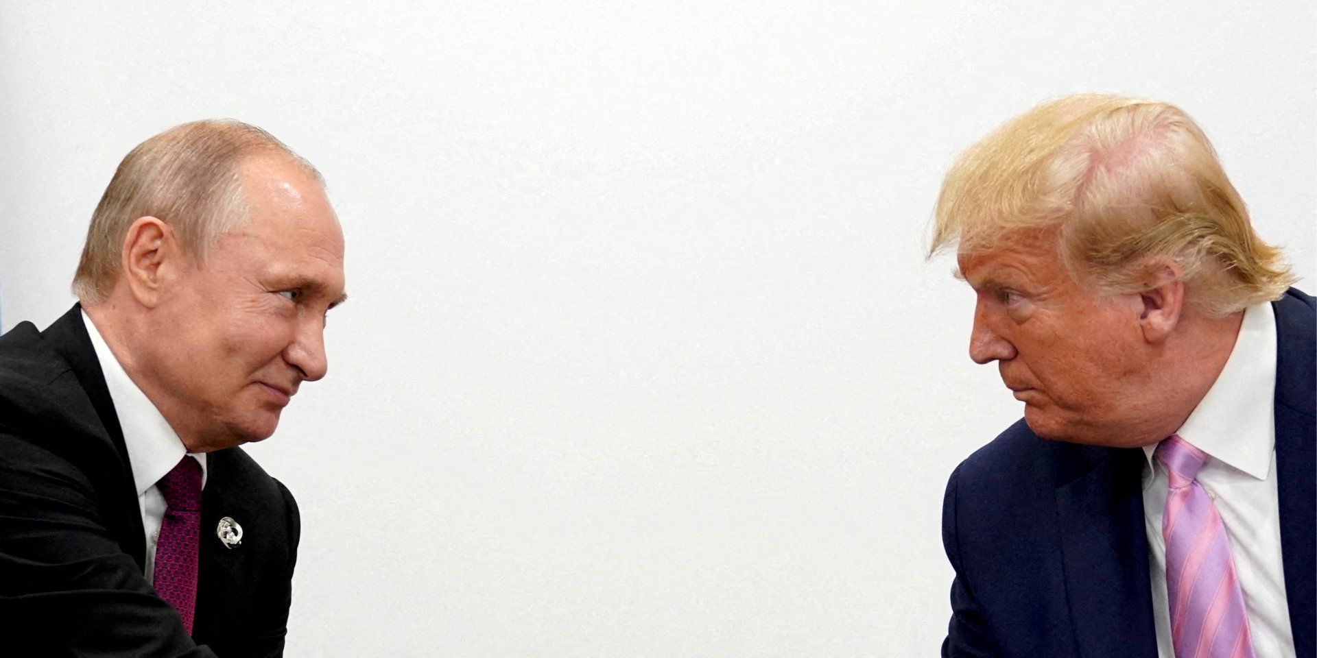 Президент США Дональд Трамп і російський диктатор Володимир Путін під час двосторонньої зустрічі у&nbsp;2019 році (Фото: REUTERS/Kevin Lamarque)