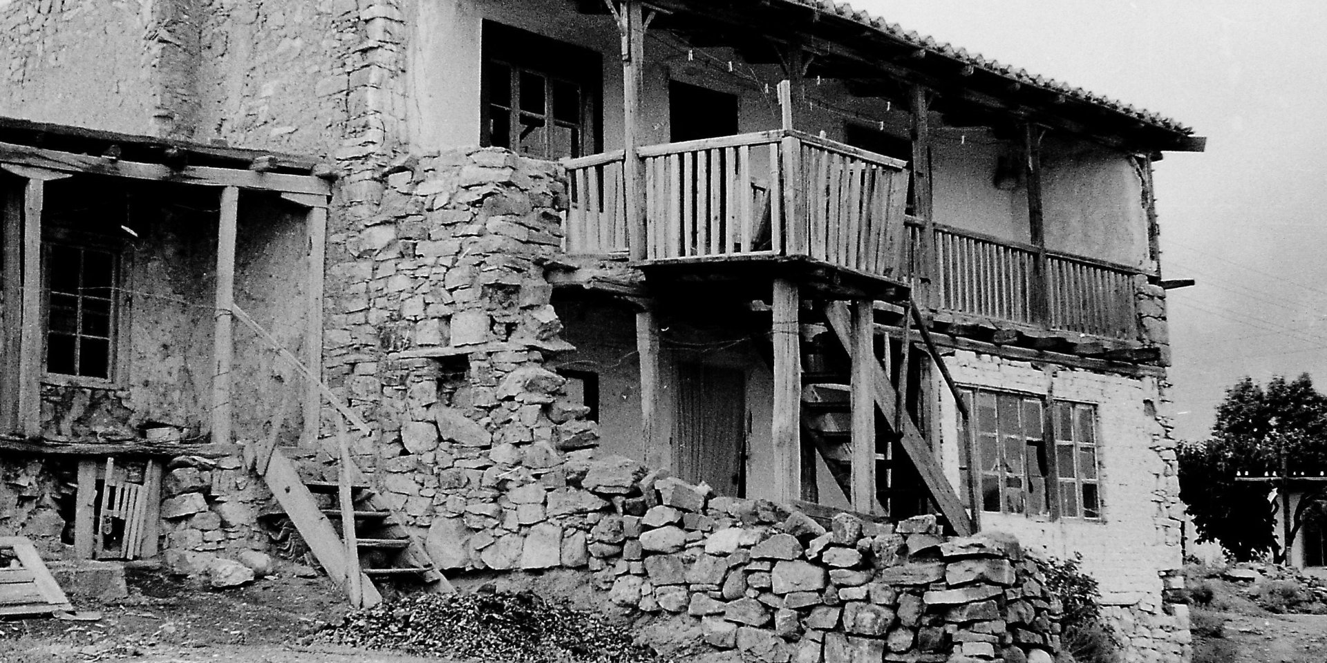 Порожній і спустошений будинок однієї з&nbsp;депортованих родин у&nbsp;Криму, 1960-ті (Фото: Vitold Muratov / Wikimedia)