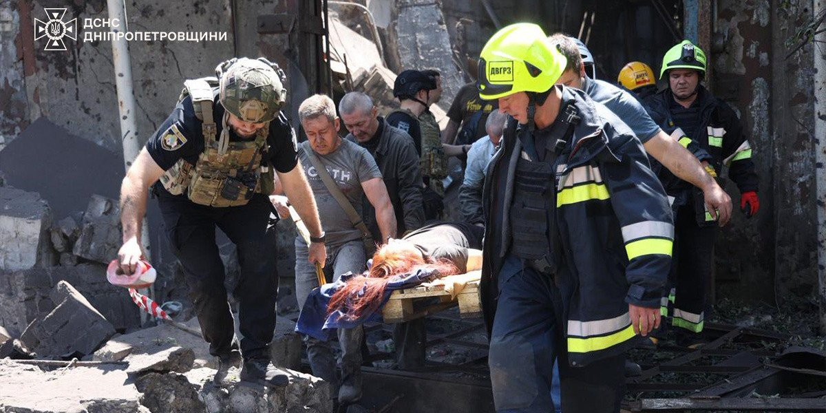 Rescuers carry out the wounded in Dnipro after the June 24 strike (Photo: SES (State Emergency Service))