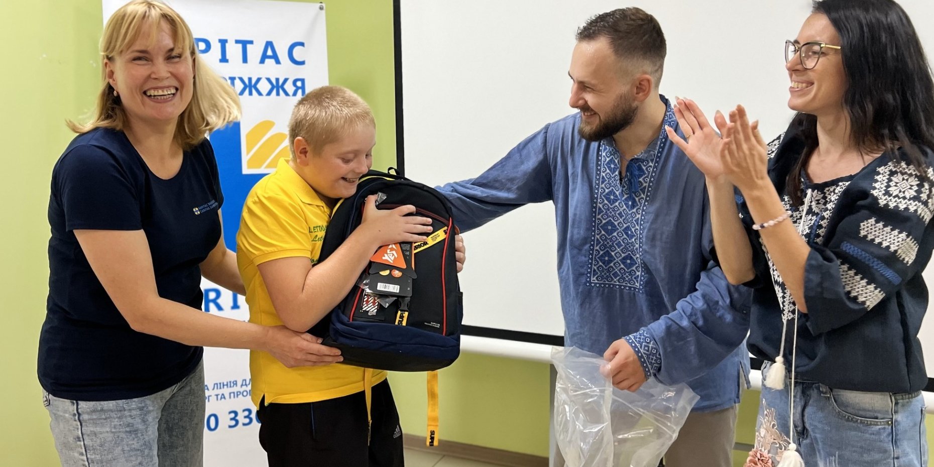 Ежегодная благотворительная акция Школьный портфель (Фото: Каритас Украина)