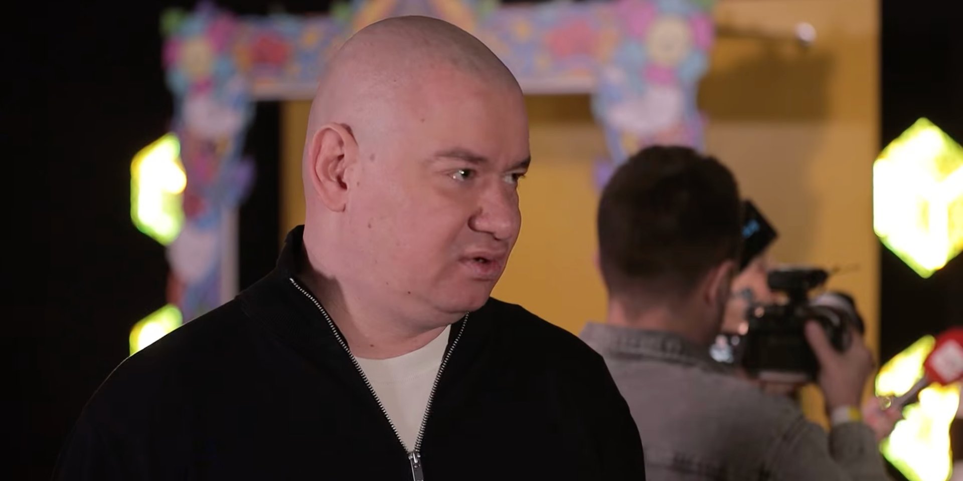 Євген Кошовий з’явився на&nbsp;публіці з&nbsp;родиною (Фото: Кадр із відео)