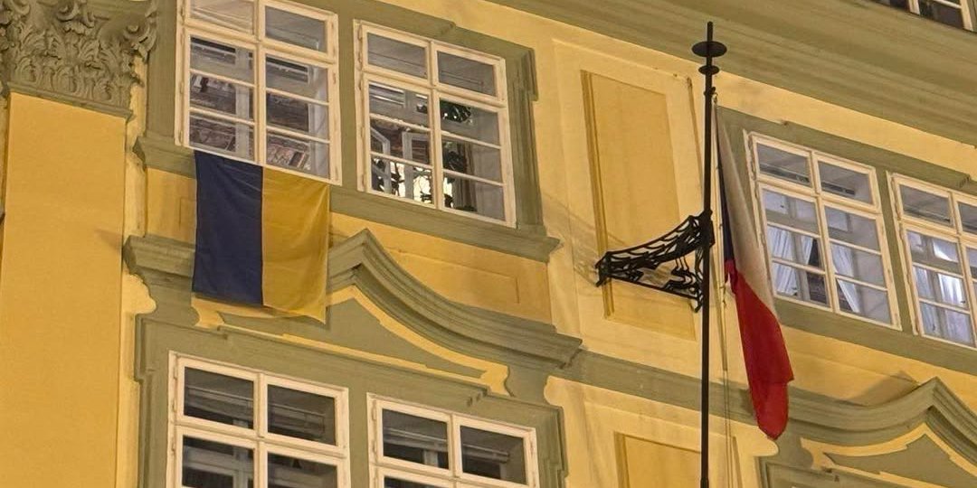 У&nbsp;Чехії з вікон парламенту вивісили українські прапори (Фото: ODS&nbsp;— Občanská demokratická strana / Facebook)