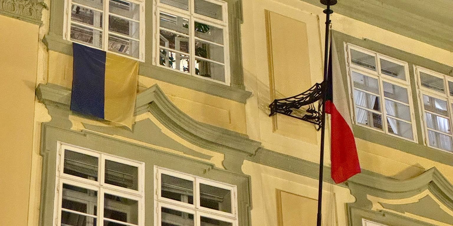 У&nbsp;Чехії з вікон парламенту вивісили українські прапори (Фото: ODS&nbsp;— Občanská demokratická strana / Facebook)