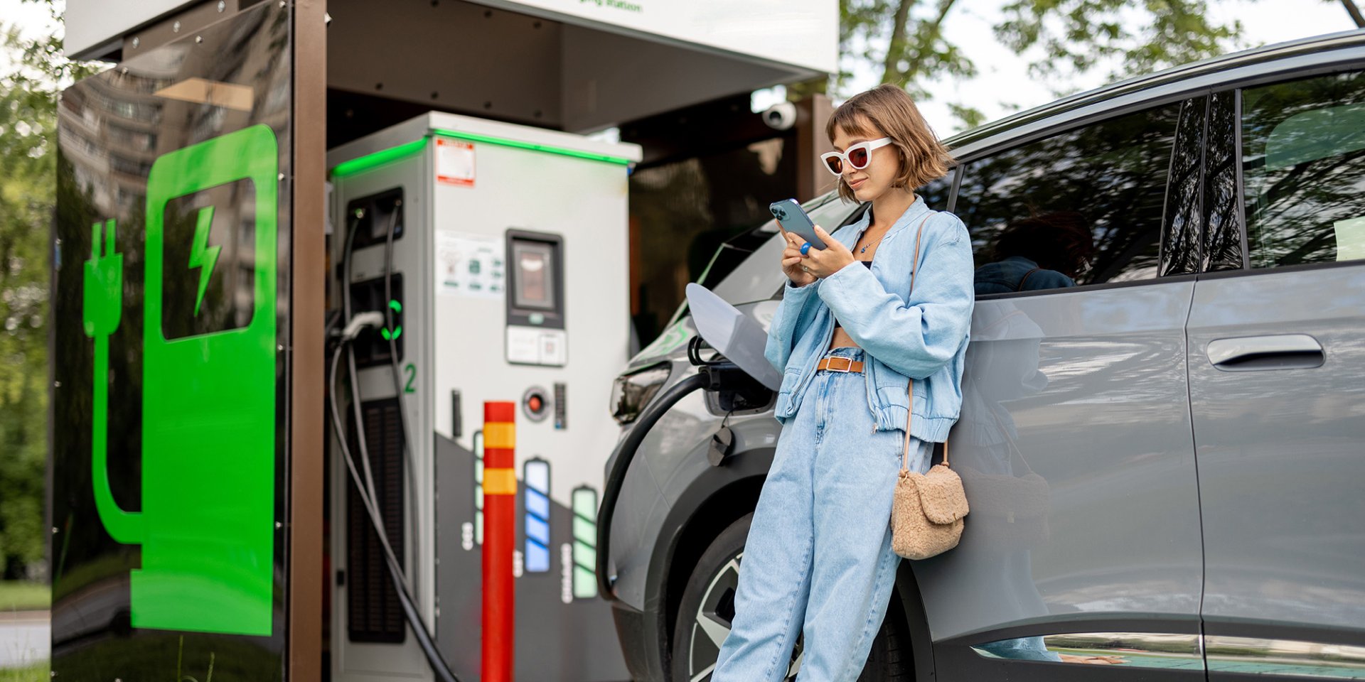Примерно каждое пятое среди новых авто, проданных в&nbsp;Украине за&nbsp;девять месяцев,&nbsp;— это электрокар. А&nbsp;каждое четвертое&nbsp;— гибрид (Фото: Getty Images)