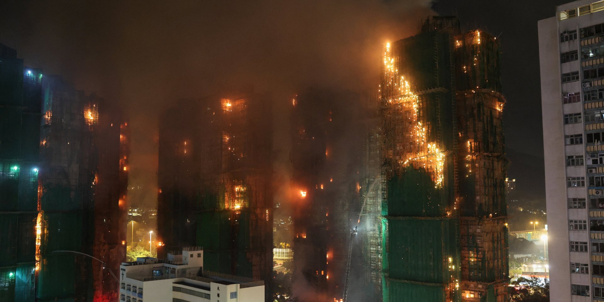 У&nbsp;Гонконзі спалахнула масштабна пожежа в&nbsp;житловому комплексі (Фото: REUTERS/Tyrone Siu)