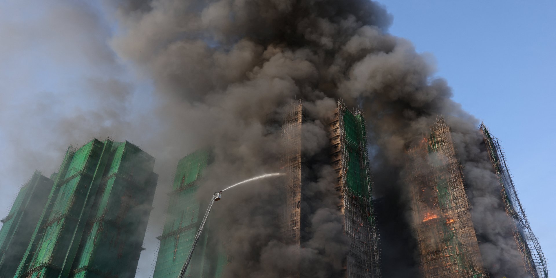 У&nbsp;китайському Гонконзі 26 листопада сталась масштабна пожежа в&nbsp;житловому комплексі Wang Fuk Court (Фото: REUTERS/Tyrone Siu)