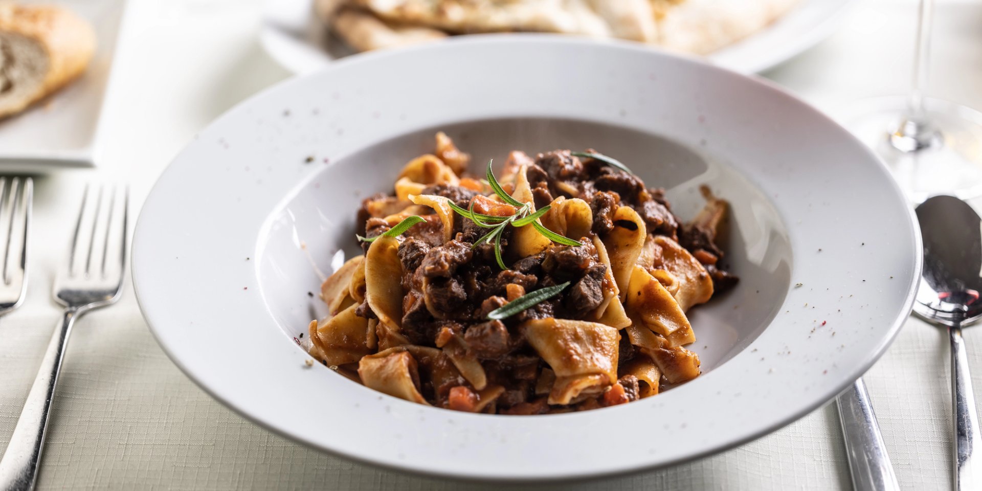 Папарделле с&nbsp;мясом кабана (иллюстративная фотография) (Фото: weyo/Depositphotos)