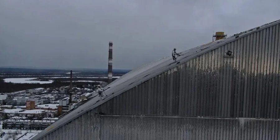 Чорнобильська АЕС після російського удару дроном по&nbsp;об'єкту укриття 14 лютого (Фото: ДСНС України)