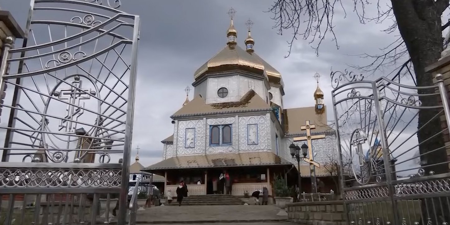 У&nbsp;Космачі місцеві мешканці посварилися через дату святування Різдва (Фото: Скріншот відео YouTube-канал Суспільне Івано-Франківськ)