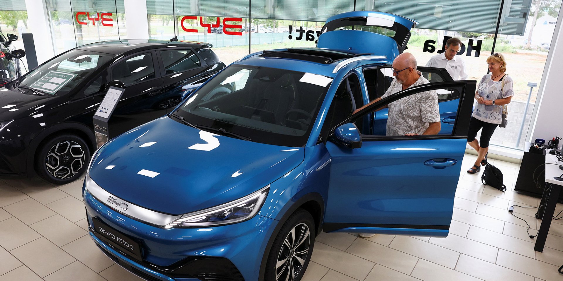 Покупці оглядають автомобіль у&nbsp;дилерському центрі BYD в іспанському місті Сант-Кугат-дель-Вальєс (Фото: Reuters/Albert Gea)