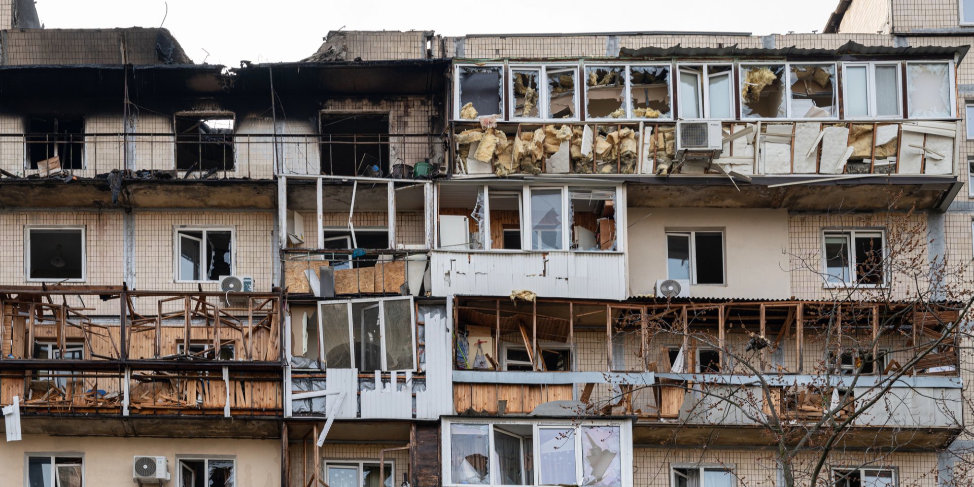 Житловий будинок у&nbsp;Києві, пошкоджений під час російського ракетного обстрілу (Фото: taratata/Depositphotos)
