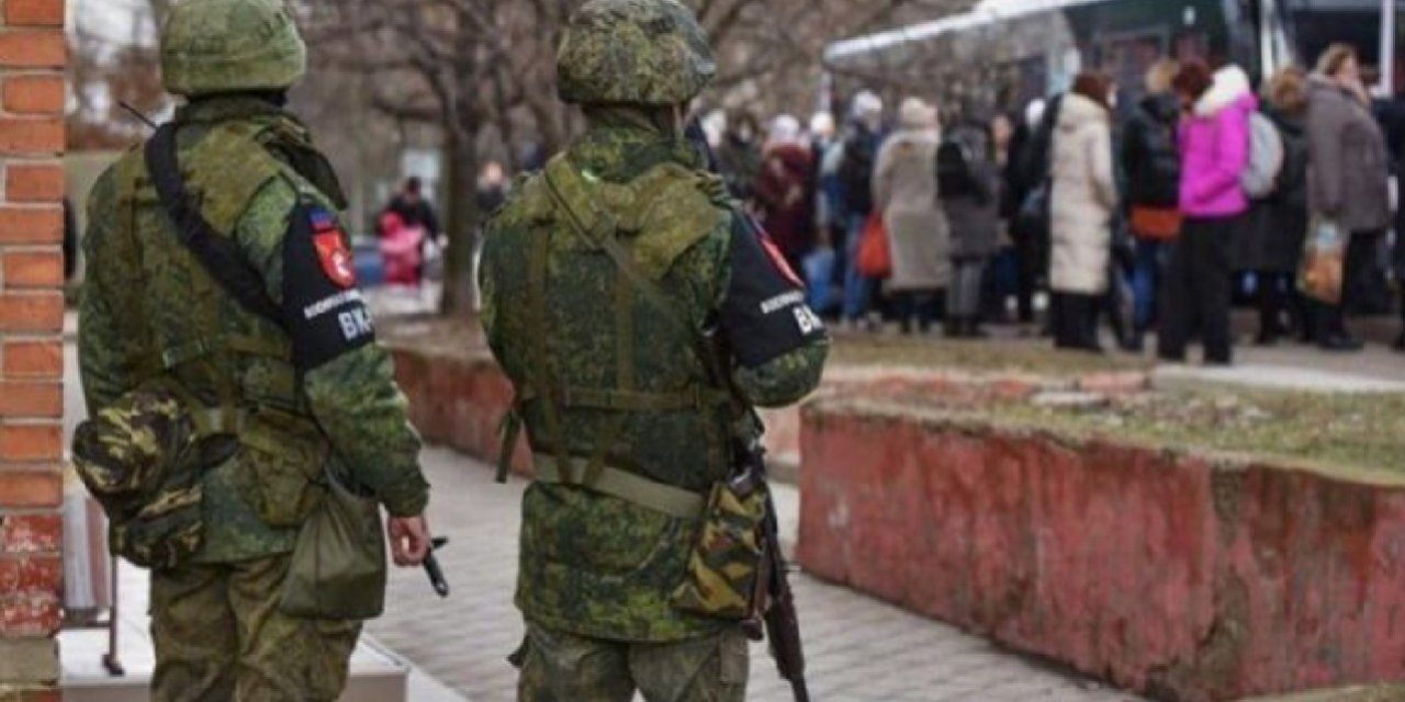 Російські військові патрулюють вулицю в&nbsp;окупованому Мелітополі (Фото: mlt.gov.ua)