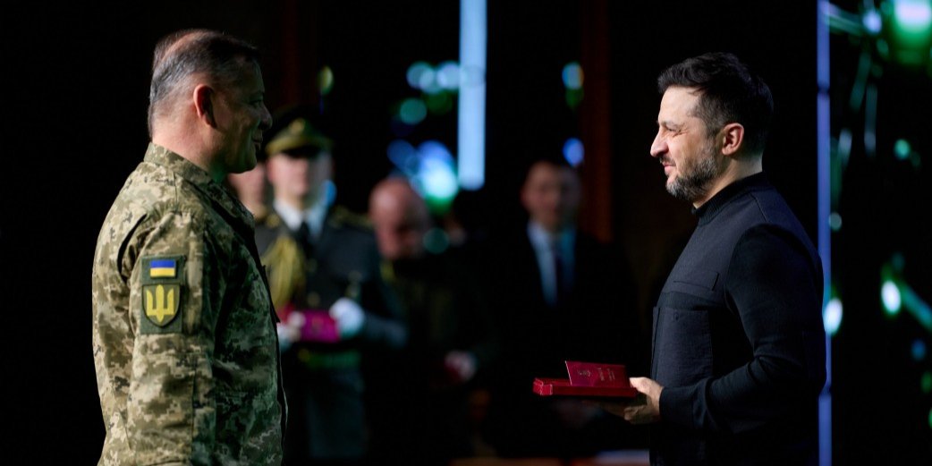Олег Ляшко отримав нагороду від президента (Фото: Офіс президента)
