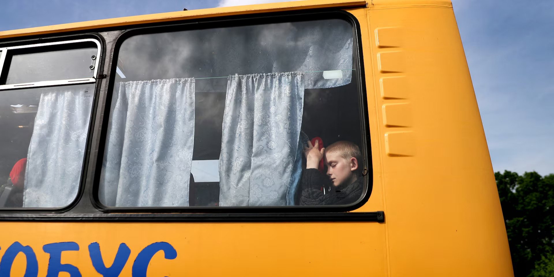 Дитина їде евакуаційним автобусом з&nbsp;окупованого російськими військами Куп’янська у&nbsp;2022 році (Фото: REUTERS/Ivan Alvarado)