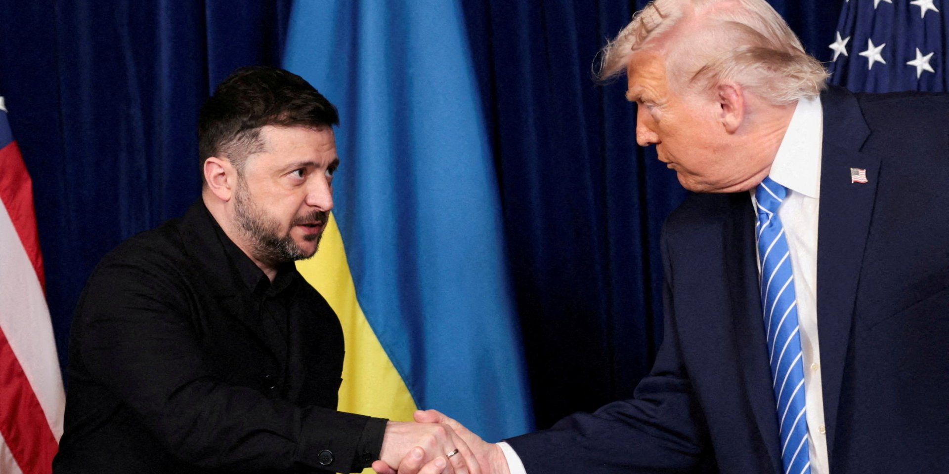 Зеленський та&nbsp;Трамп тиснуть руки (Фото: REUTERS/Jonathan Ernst)