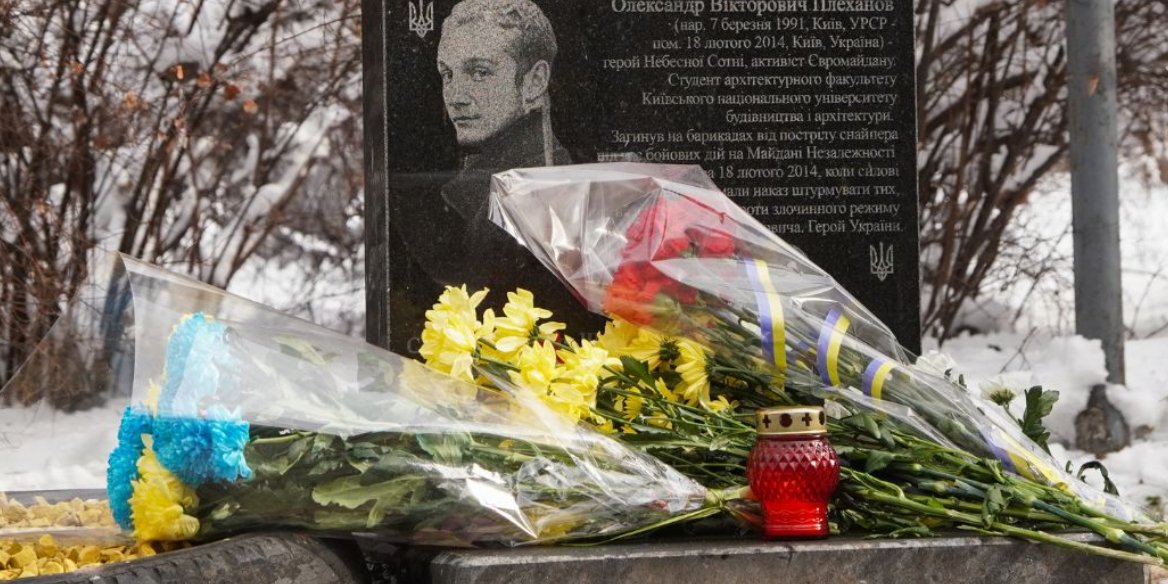 Українці принесли до&nbsp;меморіалу квіти та&nbsp;лампадки (Фото: Сергій Окунєв/NV)