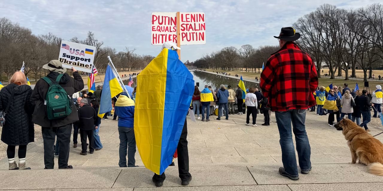 У&nbsp;Вашингтоні вийшли на&nbsp;акцію з&nbsp;нагоди четвертої річниці російсько-української війни (Фото: Dalia Abdelwahab/CNN)