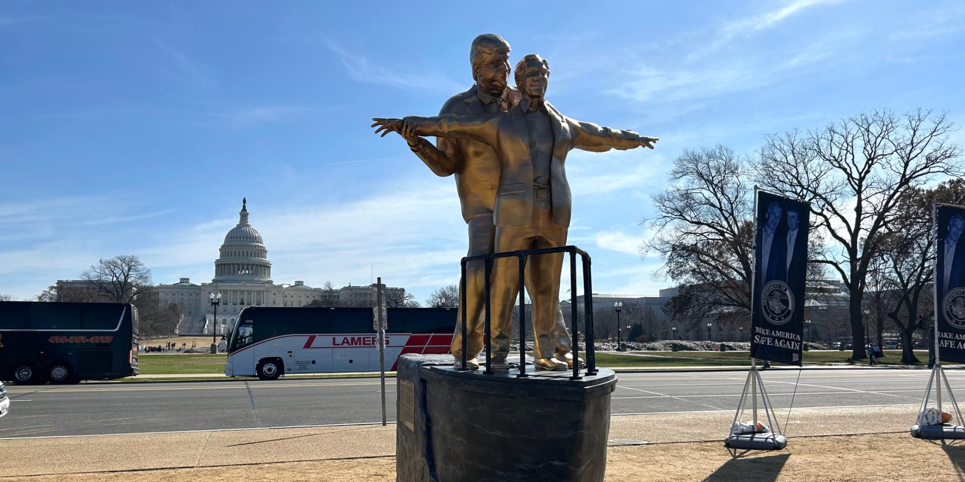 Скульптура Трампа і Епштейна перед Капітолієм у&nbsp;Вашингтоні (Фото: Emma Cieslik/Hyperallergic)