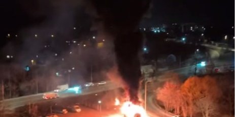 За&nbsp;попередньою інформацією, у&nbsp;Львові на&nbsp;одній зі стоянок загорівся автобус, заявив мер міста Андрій Садовий (Фото: Скриншот із відео/t.me/andriysadovyi)