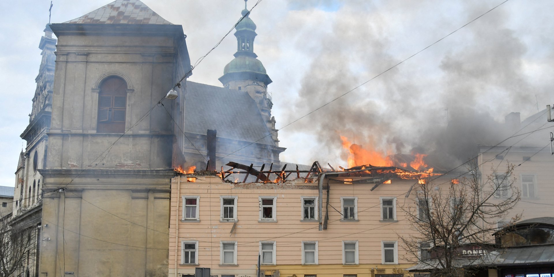 Пожежа у&nbsp;центрі Львова після атаки російських дронів, 24 березня 2026 року (Фото: REUTERS/Stringer)