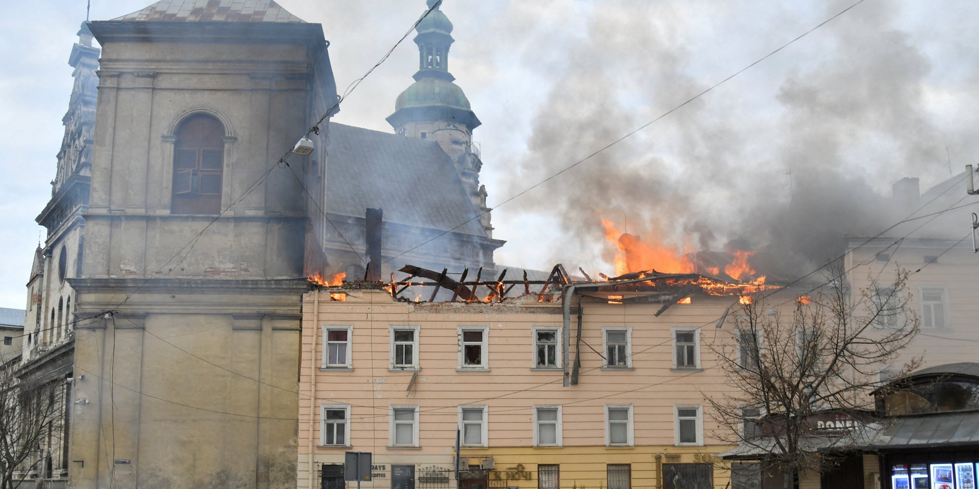 Внаслідок атаки по&nbsp;Львову пошкоджено Бернардинський монастир (Фото: REUTERS/Stringer)