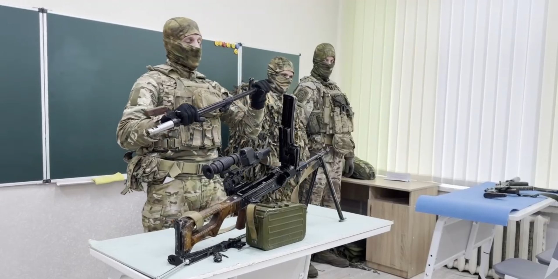 Російські військові демонструють дітям зброю у&nbsp;школі в&nbsp;окупованому Генічеську (Фото: Кадр відео Владимир Сальдо via Telegram)
