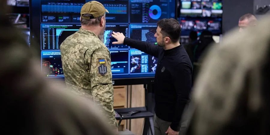 Президент України Володимир Зеленський відвідує головний командний пункт 414-ї бригади Птахи Мадяра (Фото: Zelenskiy / Official / Telegram)