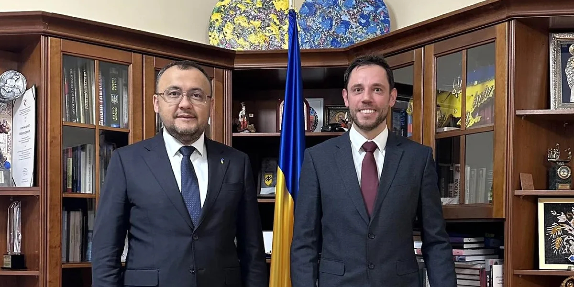 Ініціатори створення порадника для українців у&nbsp;Польщі посол України в&nbsp;Польщі Василь Боднар і юрист Давід Дехнерт (Фото: Посольство України в&nbsp;Польщі)