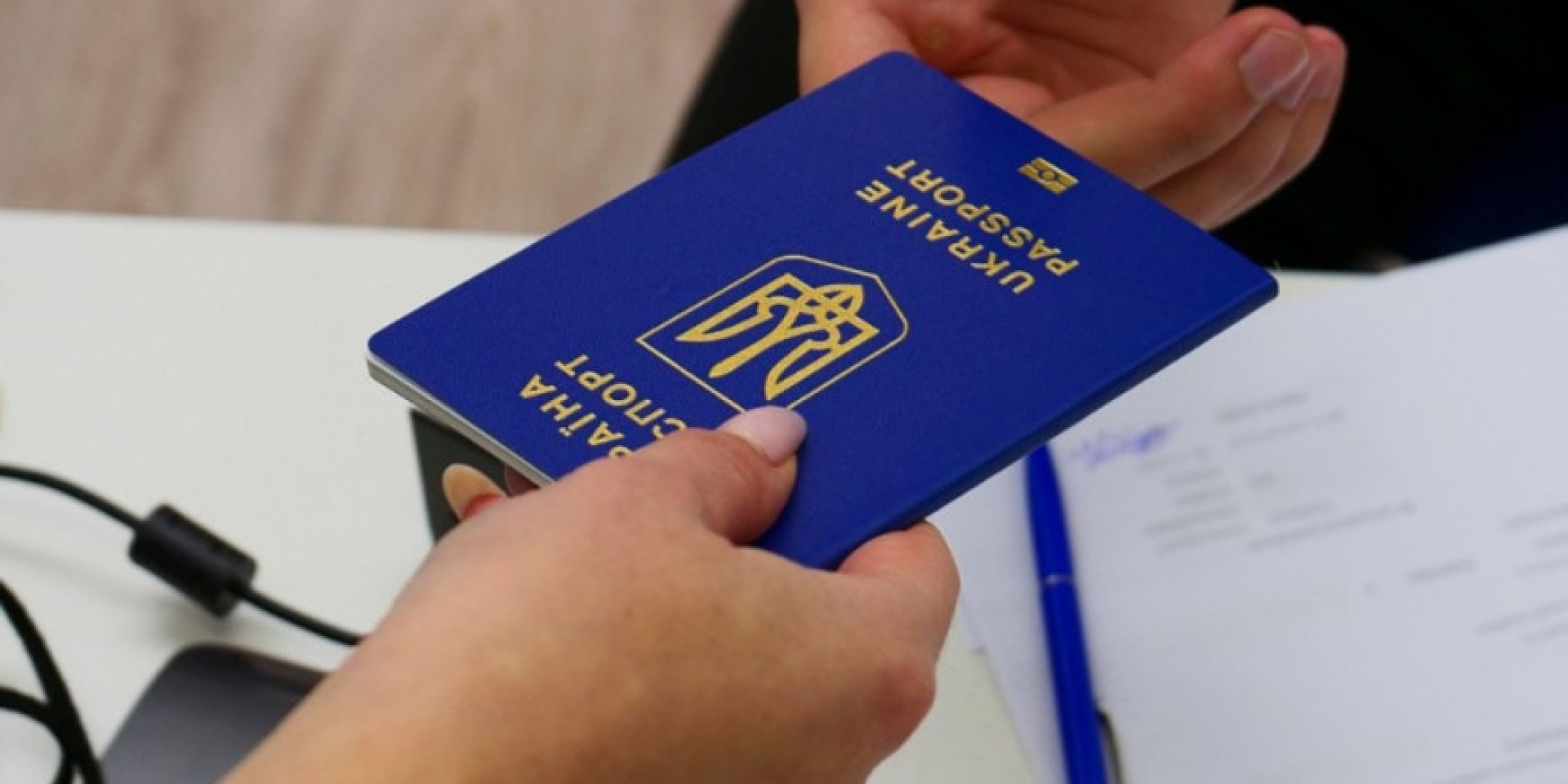 Для оформлення закордонного паспорту у&nbsp;консульство потрібно взяти попередній закордонний паспорт, якщо він є, та&nbsp;всі оформлені раніше закордонні паспорти (Фото: mvs.gov.ua)