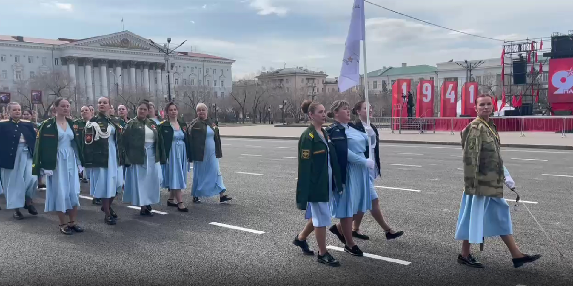 Вдови та&nbsp;матері загиблих російських окупантів пройшли колоною з&nbsp;портретами на&nbsp;параді у&nbsp;Читі (Фото: Скриншот відео/SOTA)