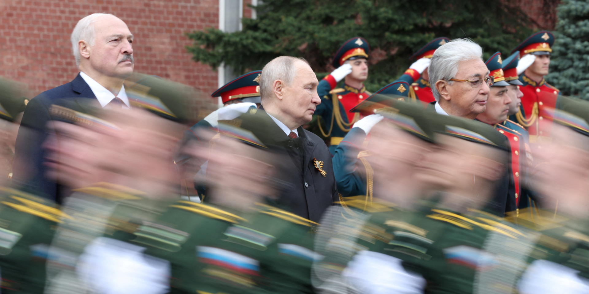 Російський диктатор Володимир Путін, самопроголошений президент Білорусі Олександр Лукашенко і президент Казахстану Касим-Жомарт Токаєв, 9 травня 2026 року (Фото: Sputnik/Valery Sharifulin/Pool via REUTERS)