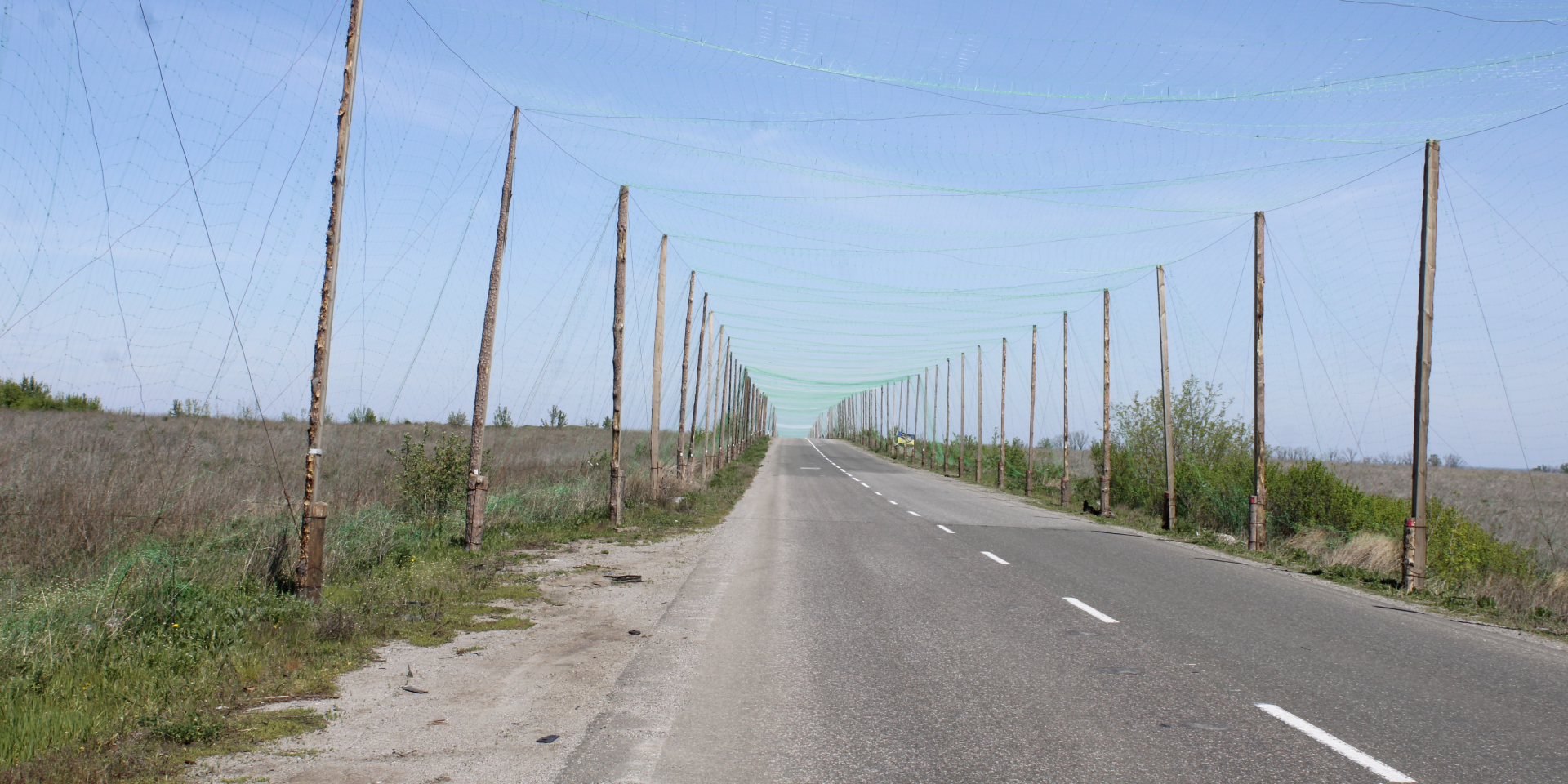 Anti-drone nets stretched above the highway near Kramatorsk during a temporary ceasefire on May 9 (Photo: Demian Shevko)