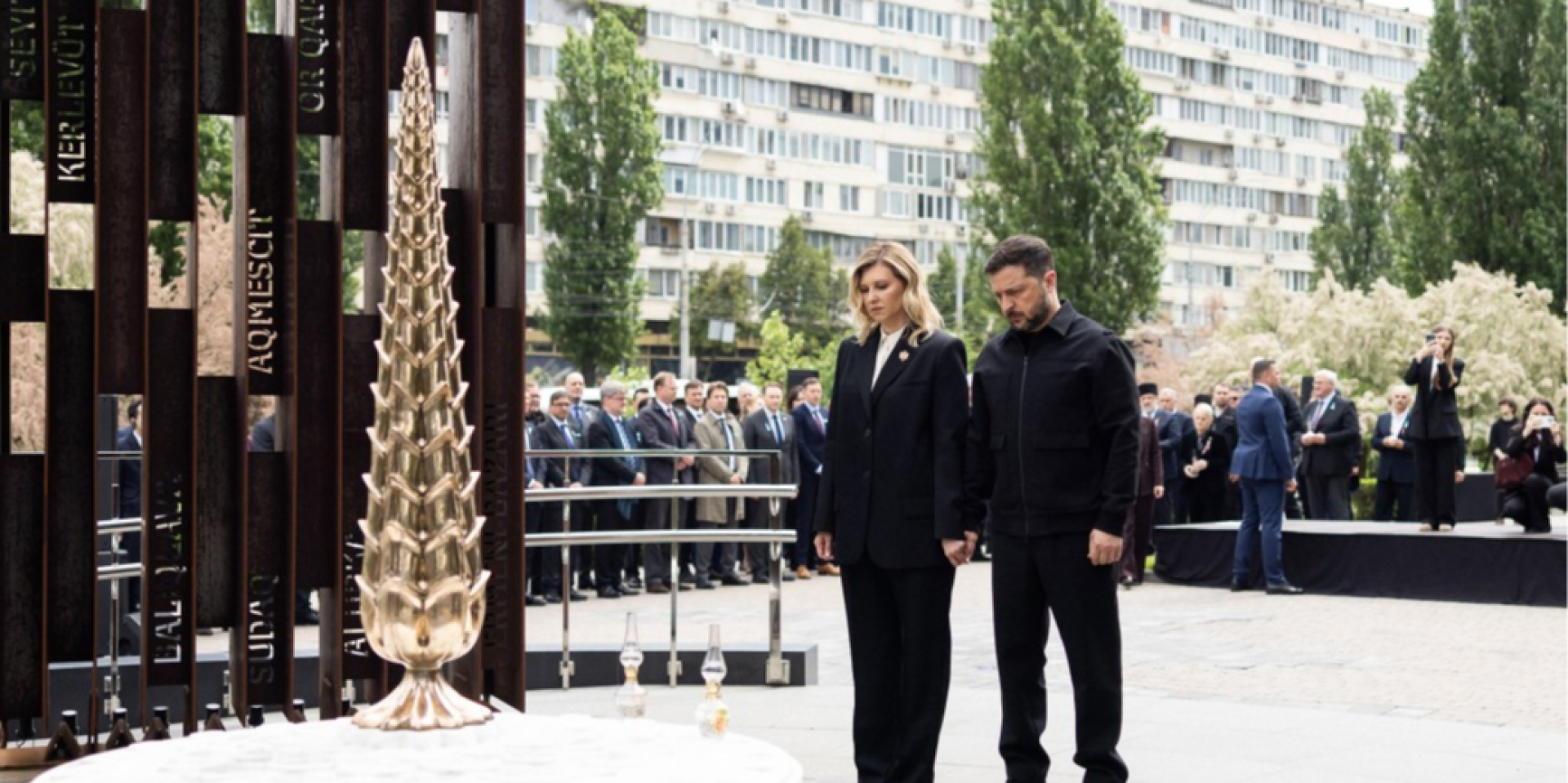 Президент і перша леді встановили лампадки біля меморіалу жертв геноциду кримськотатарського народу (Фото: Офіс президента)