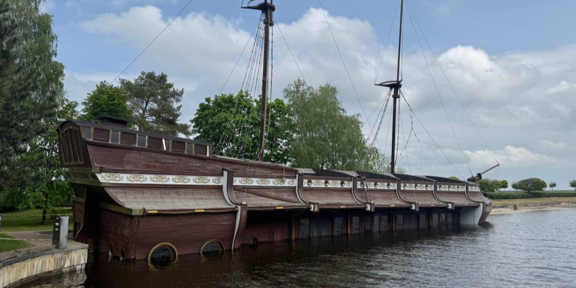 У&nbsp;Межигір'ї підтопило плавучий ресторан Галеон (Фото: Суспільне Новини/Анна Самара)