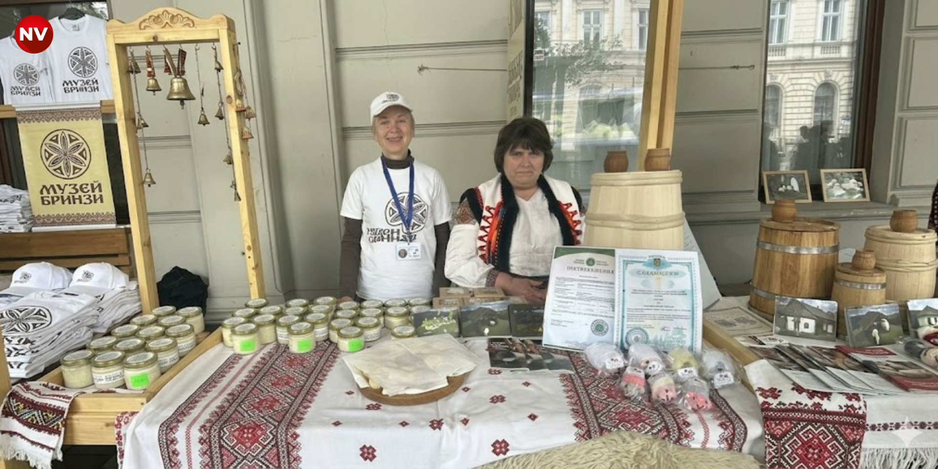 Ольга Шкуро, представниця Музею гуцульської бриндзі, та&nbsp;пані Дозя, представниця виробництва продукту (Фото: NV&nbsp;Food)