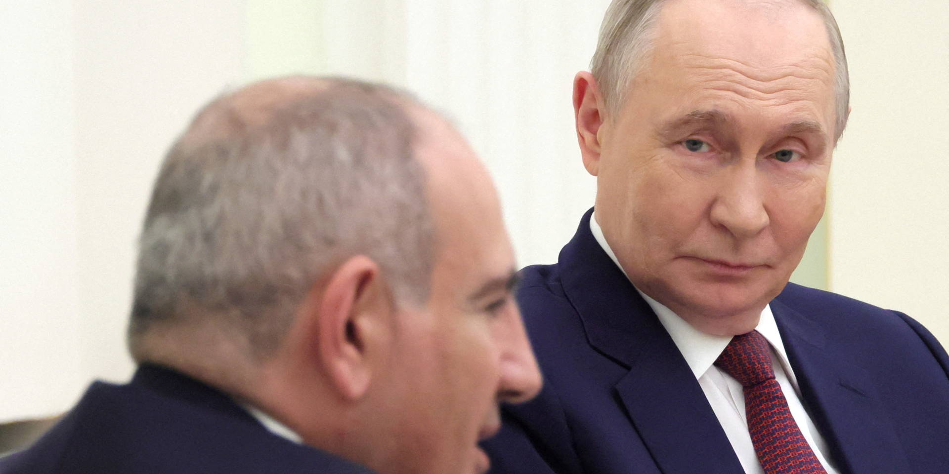 Російський диктатор Володимир Путін та&nbsp;прем'єр-міністр Вірменії Нікол Пашинян на&nbsp;зустрічі в&nbsp;Кремлі, 1 квітня 2026 року (Фото: Sputnik/Mikhail Metzel/Pool via REUTERS)