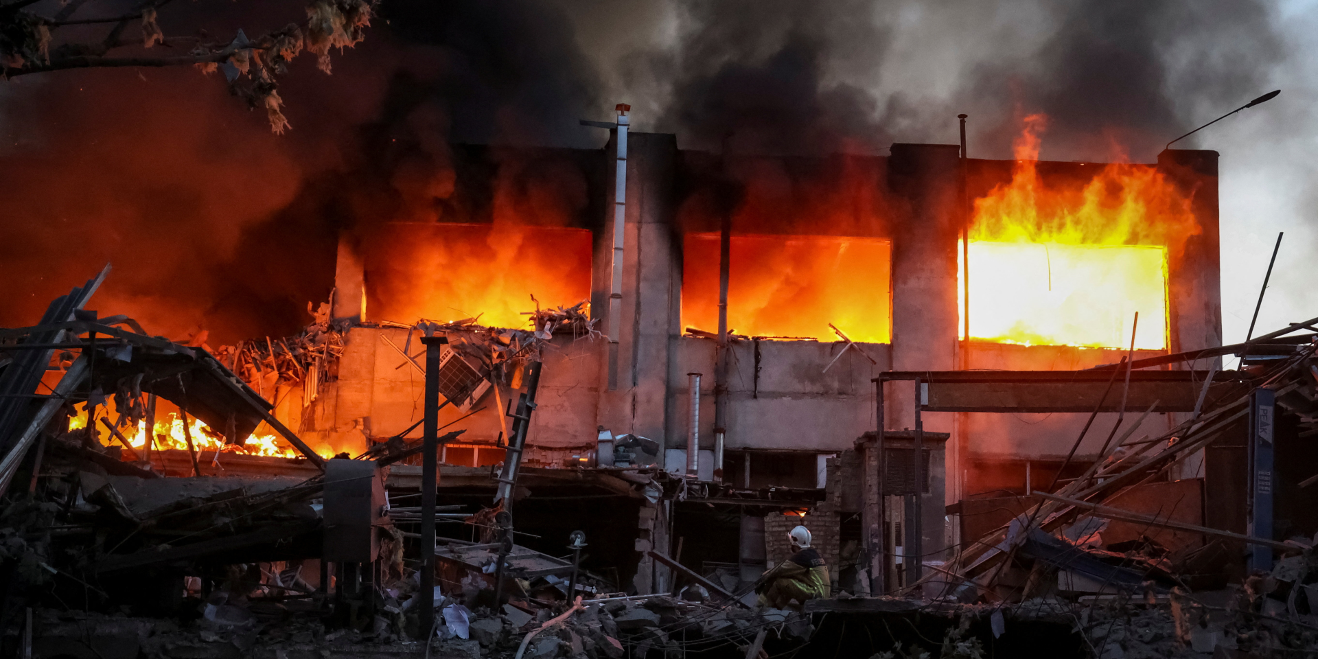 Пожежа в&nbsp;Києві внаслідок російської атаки ракетами та&nbsp;БПЛА 2 червня 2026 року (Фото: REUTERS/Stringer)