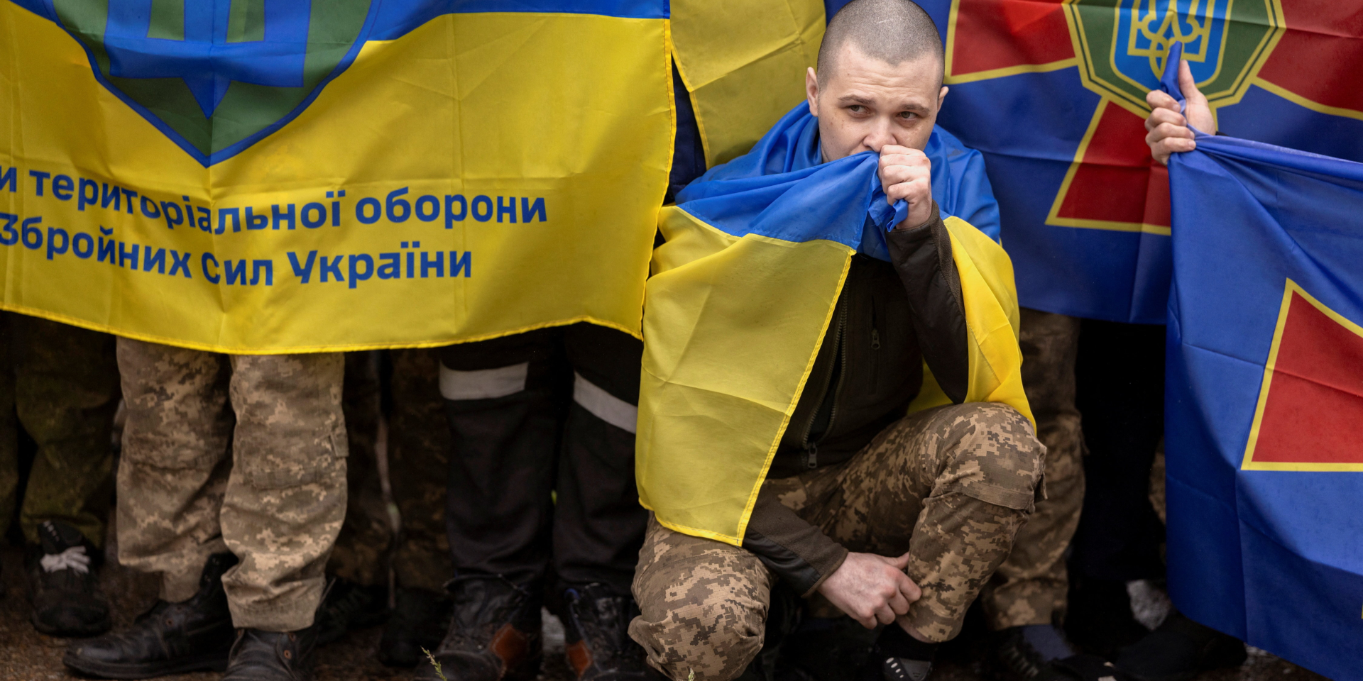 Український військовослужбовець під час групового фото після обміну військовополоненими з&nbsp;Росією 15 травня 2026 року (Фото: REUTERS/Thomas Peter TPX IMAGES&nbsp;OF THE DAY)