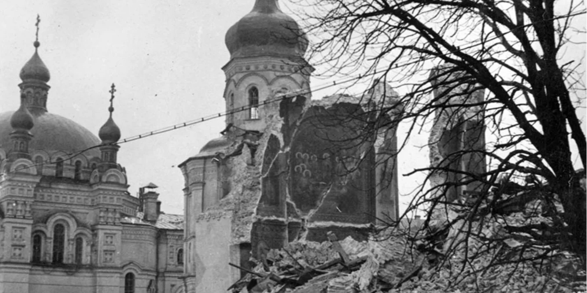 Рештки Успенського собору після вибуху 3 листопада 1941 на&nbsp;фото, зроблене через пів року (Фото: Fortepan)