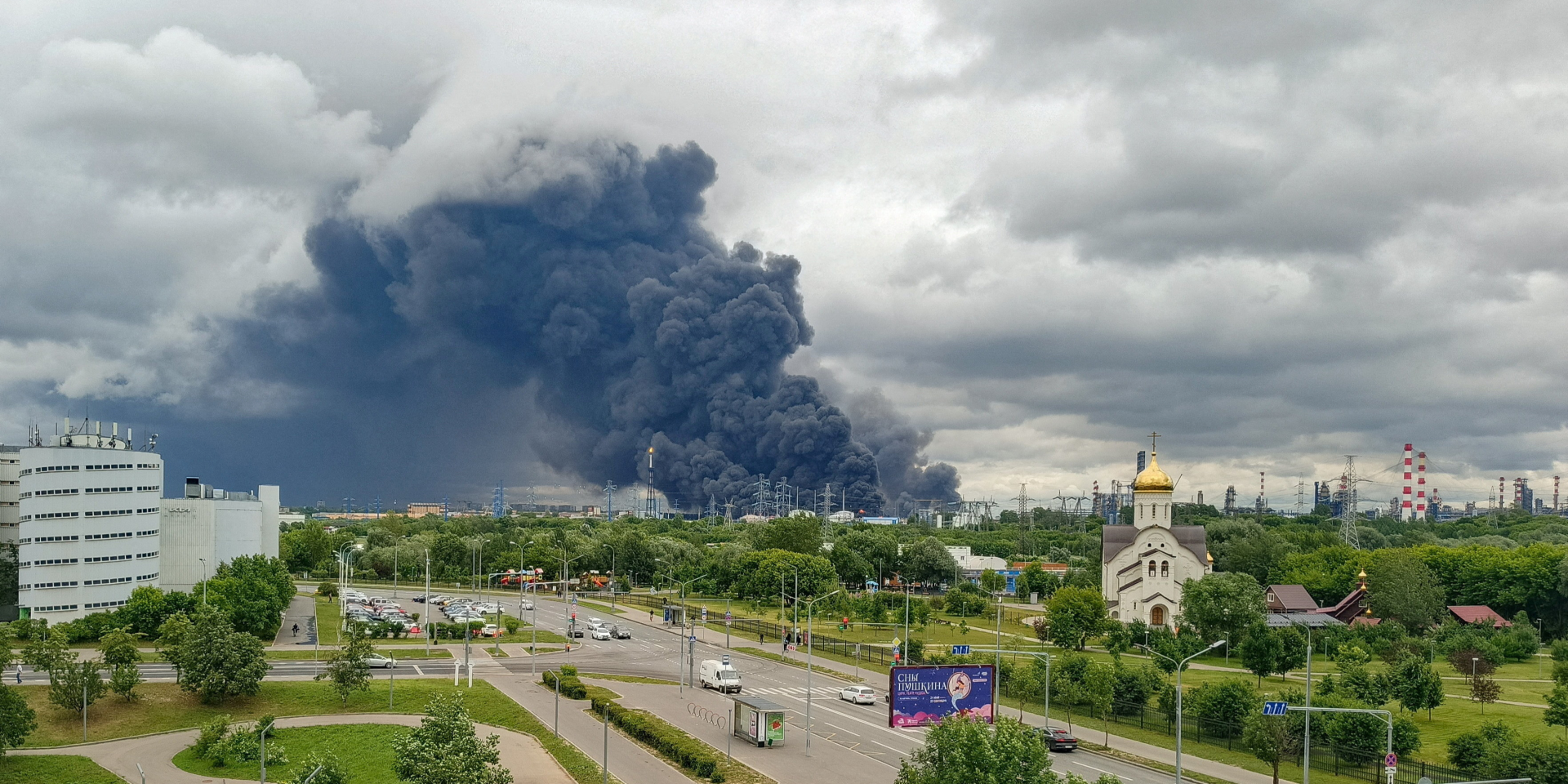Дим над Москвою після масштабної атаки БпЛА на&nbsp;НПЗ, 18 червня 2026 року (Фото: SOCIAL MEDIA/via REUTERS)