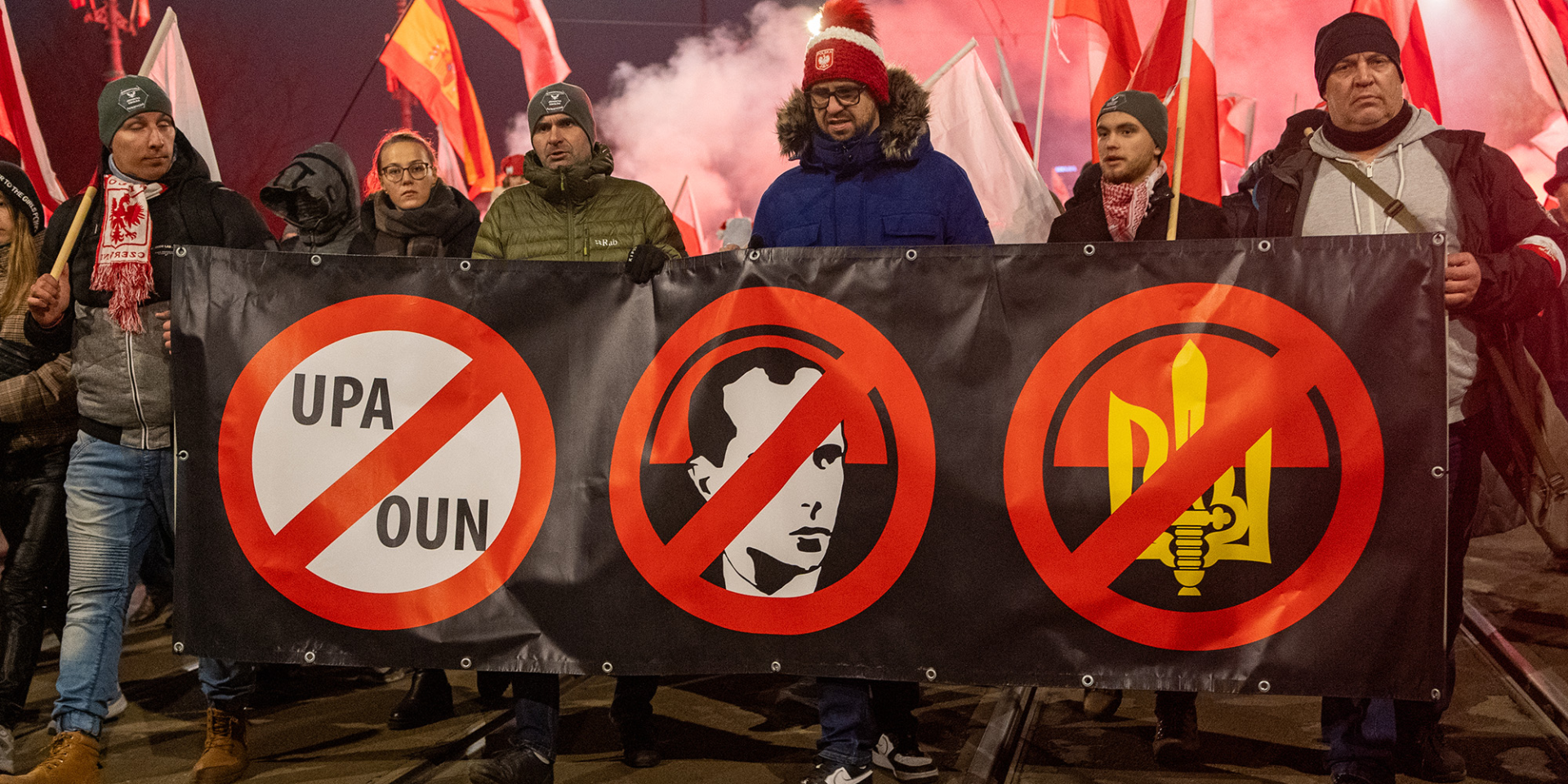 Праворадикальні поляки на&nbsp;Марші Незалежності в&nbsp;листопаді 2024 року, тоді вперше з&nbsp;початку повномасштабної війни в&nbsp;Україні в&nbsp;ході були помічені антиукраїнські гасла. (Фото: Marek Antoni Iwanczuk/SOPA Images/LightRocket via Getty Images)