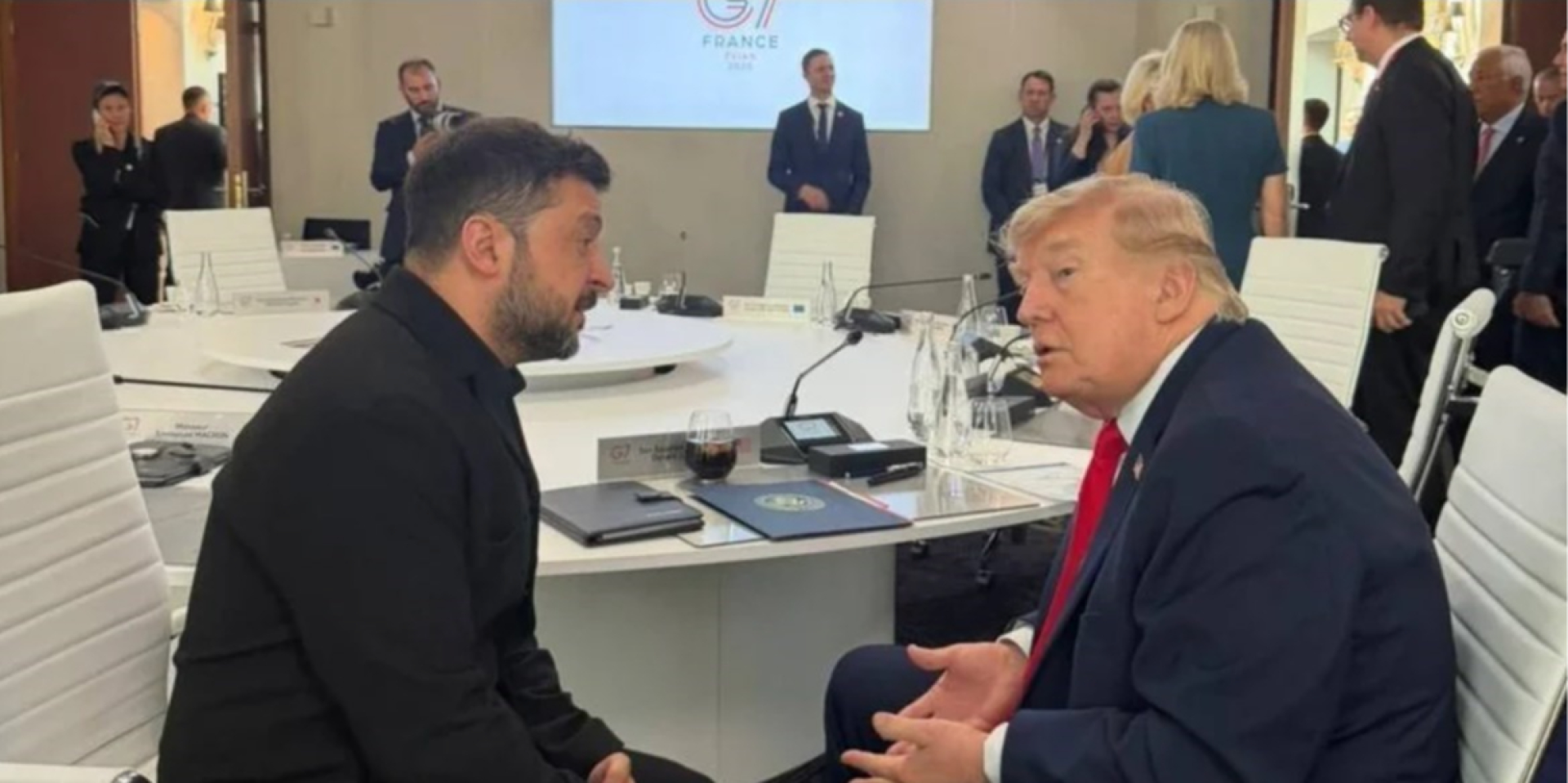 Президент України Володимир Зеленський та&nbsp;президент США Дональд Трамп розмовляють під час саміту G7, Евіан-ле-Бен (Франція), 16 червня 2026 року (Фото: Zelenskiy Official / Telegram)